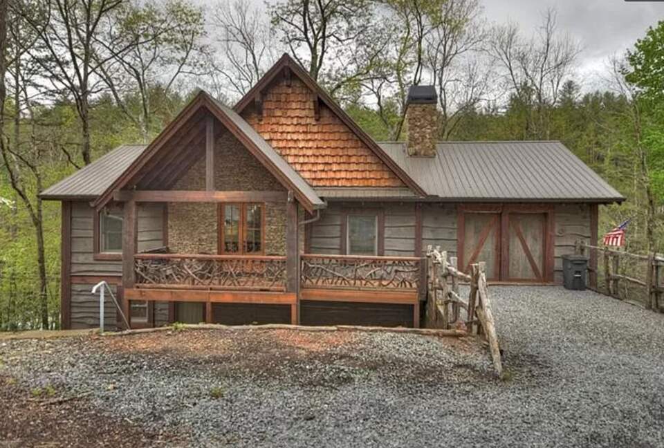 Stunning Modern Lakefront Retreat - Blue Ridge, Georgia