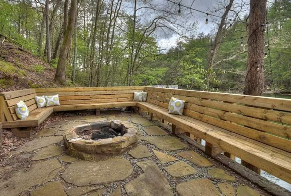 Stunning Modern Lakefront Retreat - Blue Ridge, Georgia