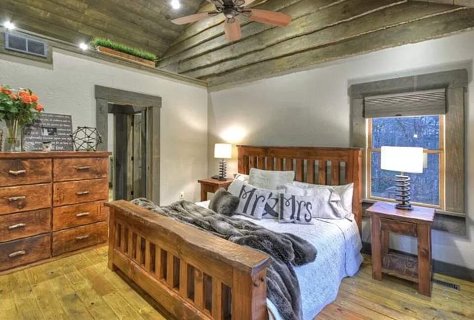 Stunning Modern Lakefront Retreat - Blue Ridge, Georgia