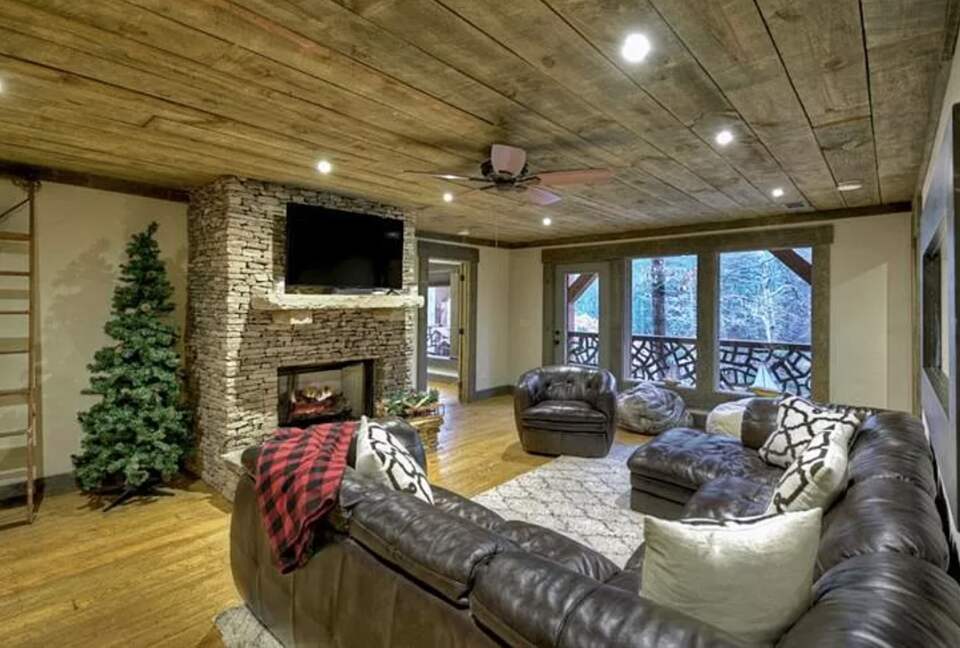 Stunning Modern Lakefront Retreat - Blue Ridge, Georgia