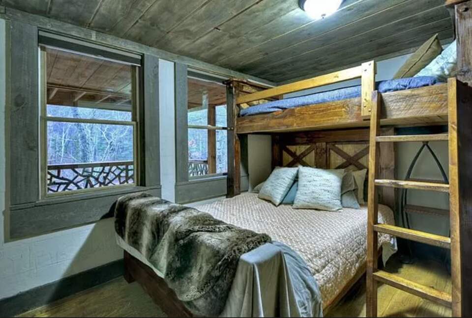 Stunning Modern Lakefront Retreat - Blue Ridge, Georgia