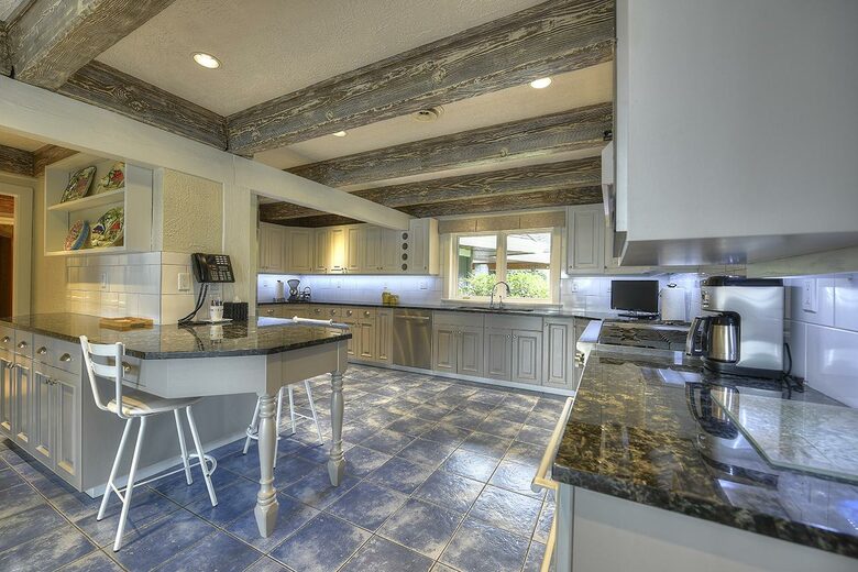 The Uplands Oceanfront Estate - Victoria, Canada