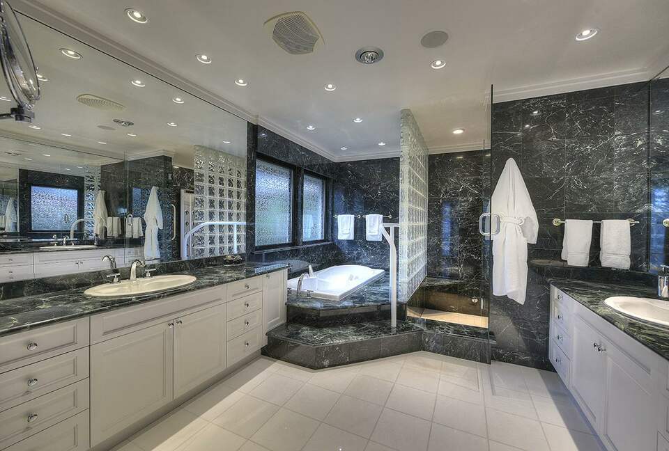 The Uplands Oceanfront Estate - Victoria, Canada