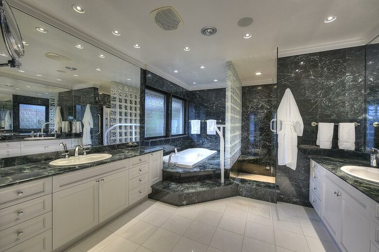 The Uplands Oceanfront Estate - Victoria, Canada