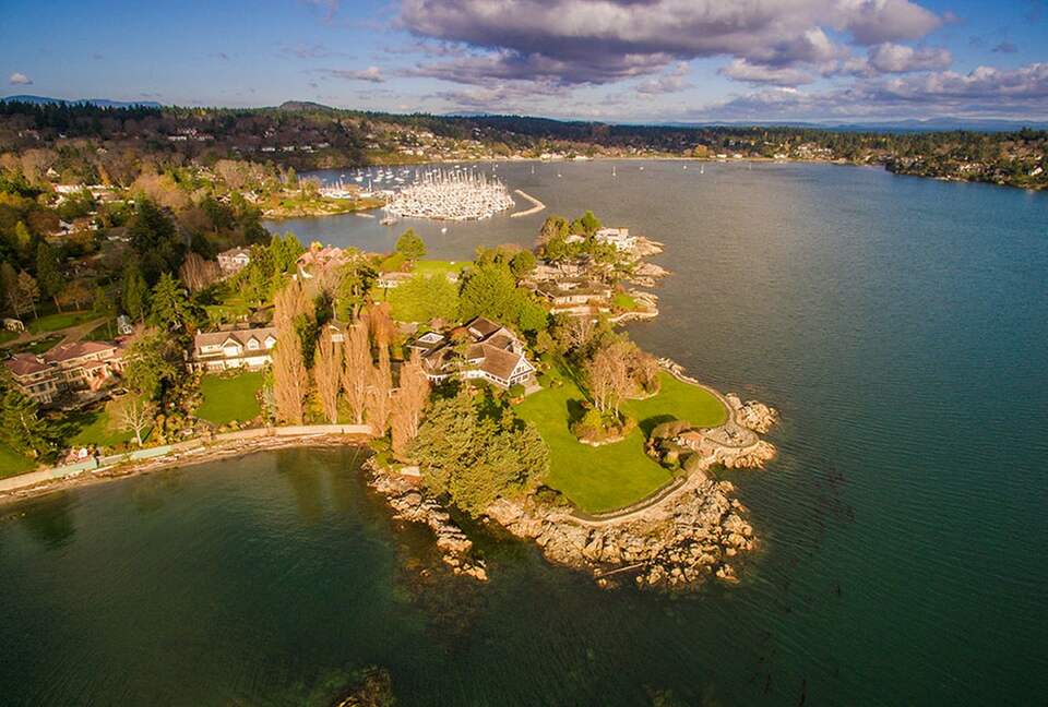 The Uplands Oceanfront Estate - Victoria, Canada