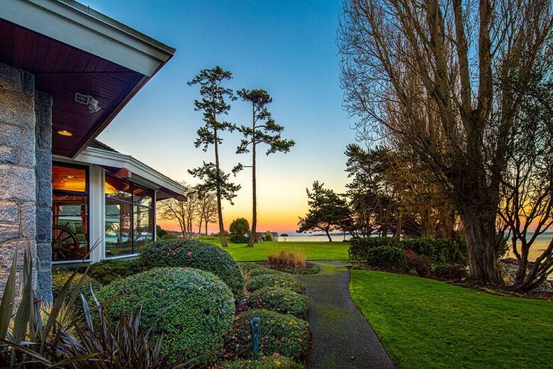 The Uplands Oceanfront Estate - Victoria, Canada