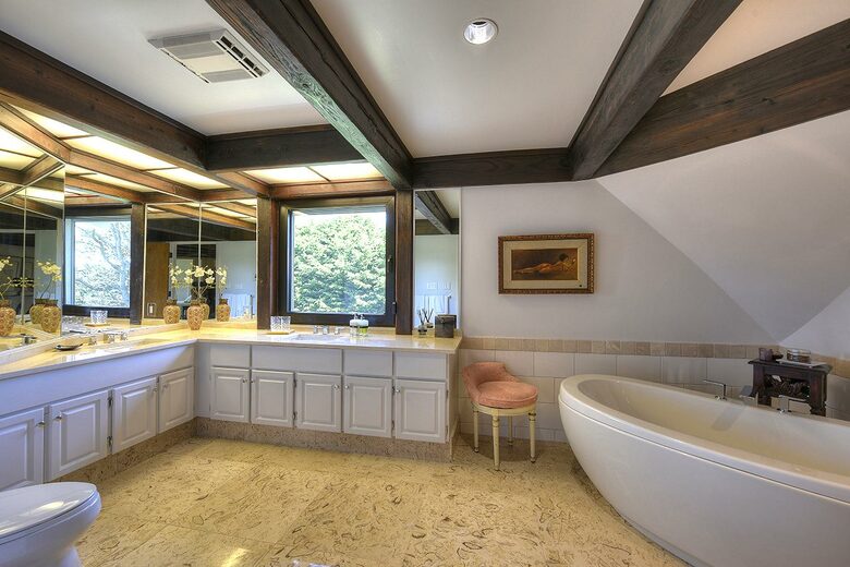 The Uplands Oceanfront Estate - Victoria, Canada