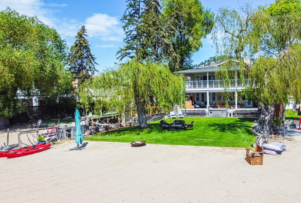 Sweeping Lake Views In the Wine Country - Kelowna, Canada