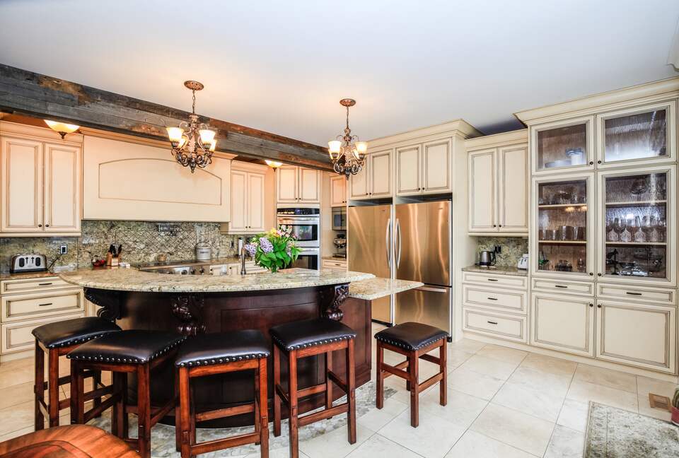 Sweeping Lake Views In the Wine Country - Kelowna, Canada