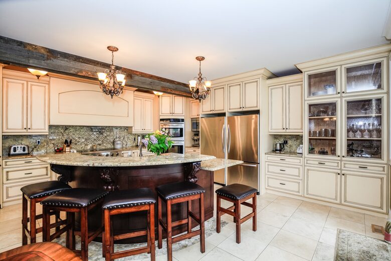 Sweeping Lake Views In the Wine Country - Kelowna, Canada