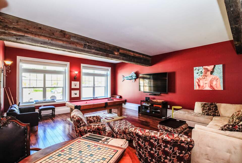 Sweeping Lake Views In the Wine Country - Kelowna, Canada