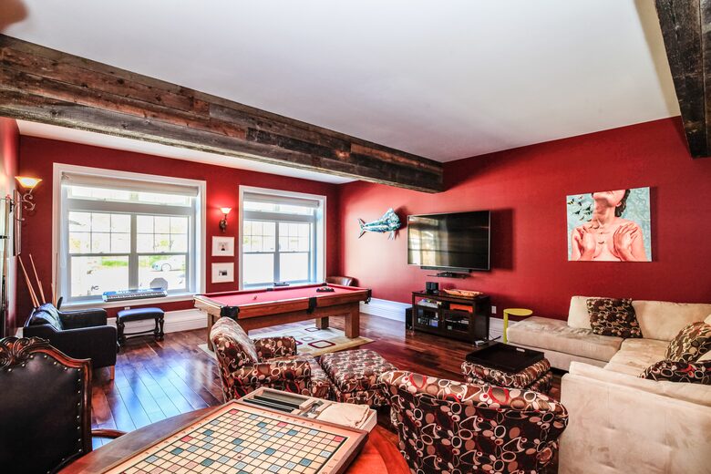 Sweeping Lake Views In the Wine Country - Kelowna, Canada