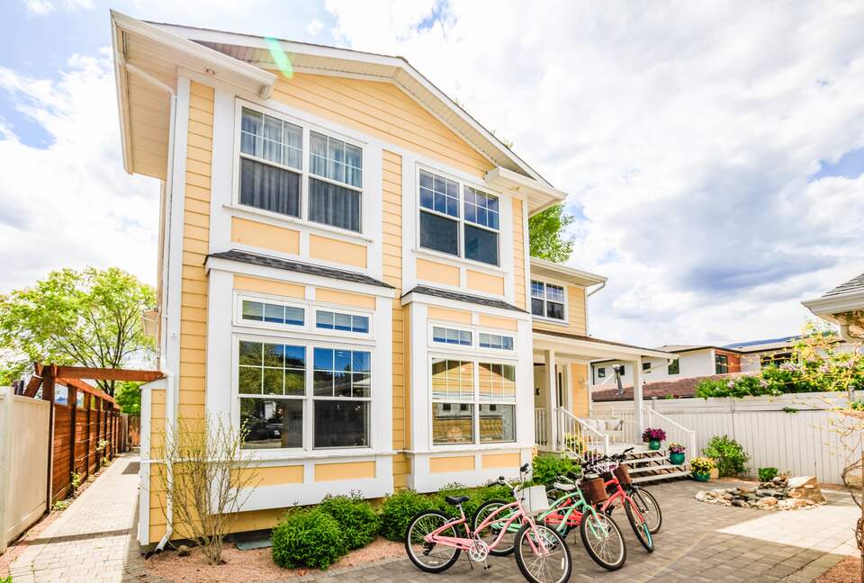 Sweeping Lake Views In the Wine Country - Kelowna, Canada