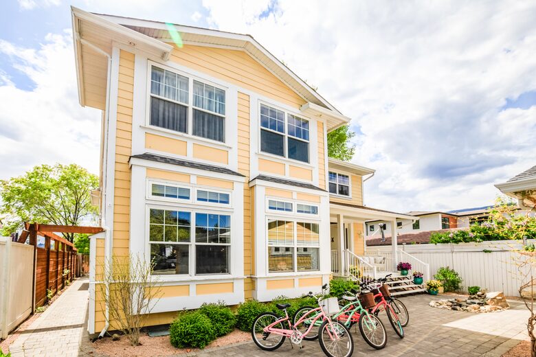 Sweeping Lake Views In the Wine Country - Kelowna, Canada