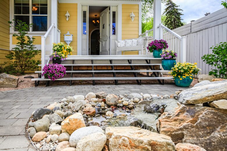 Sweeping Lake Views In the Wine Country - Kelowna, Canada