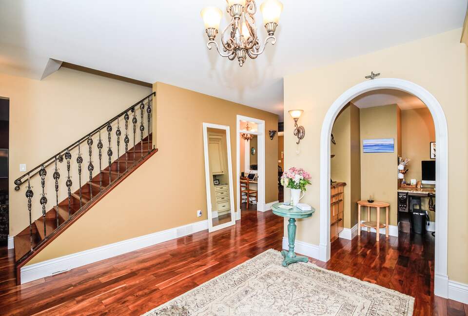 Sweeping Lake Views In the Wine Country - Kelowna, Canada