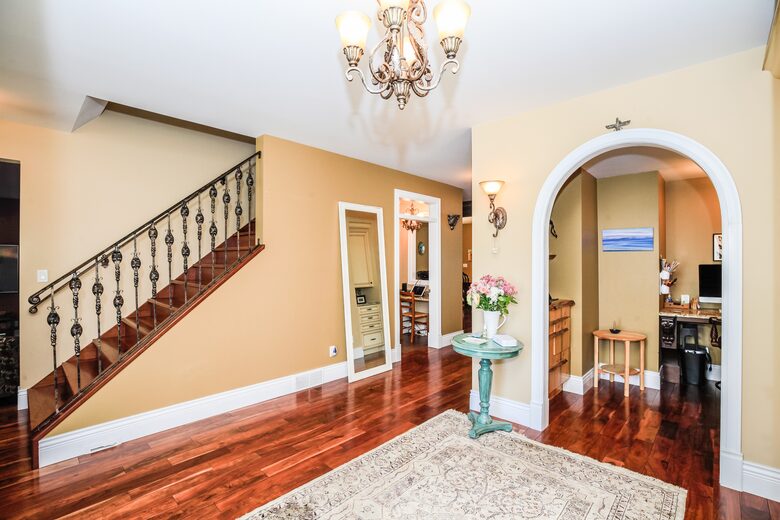 Sweeping Lake Views In the Wine Country - Kelowna, Canada