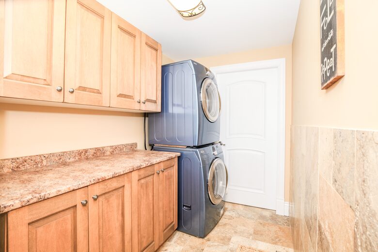 Sweeping Lake Views In the Wine Country - Kelowna, Canada