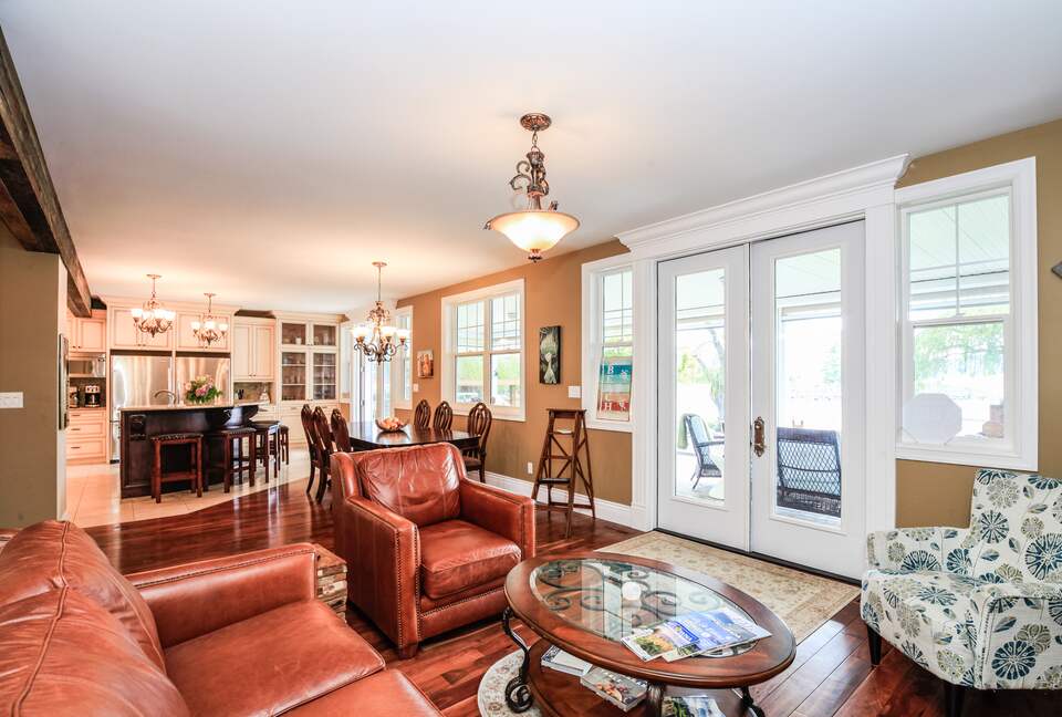 Sweeping Lake Views In the Wine Country - Kelowna, Canada