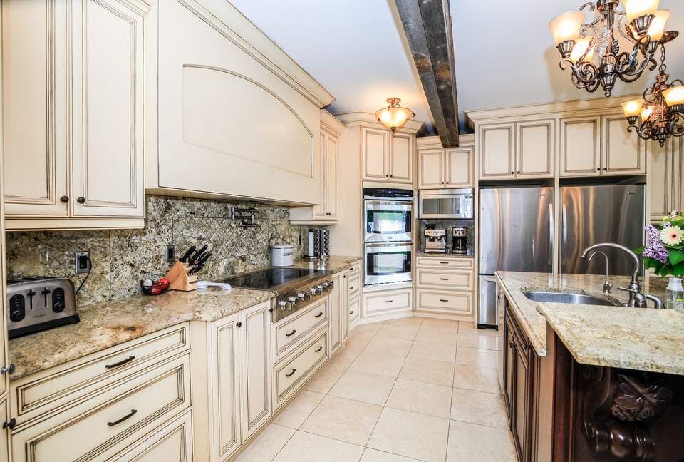 Sweeping Lake Views In the Wine Country - Kelowna, Canada