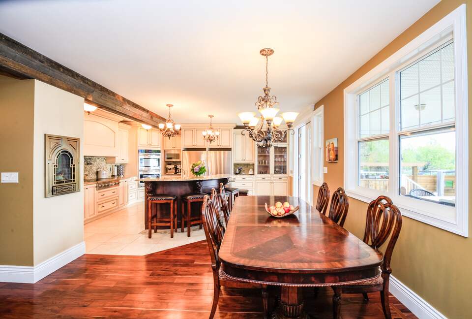 Sweeping Lake Views In the Wine Country - Kelowna, Canada