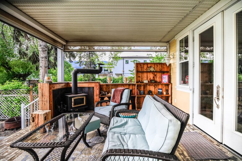 Sweeping Lake Views In the Wine Country - Kelowna, Canada