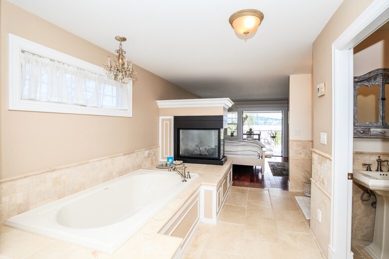 Sweeping Lake Views In the Wine Country - Kelowna, Canada