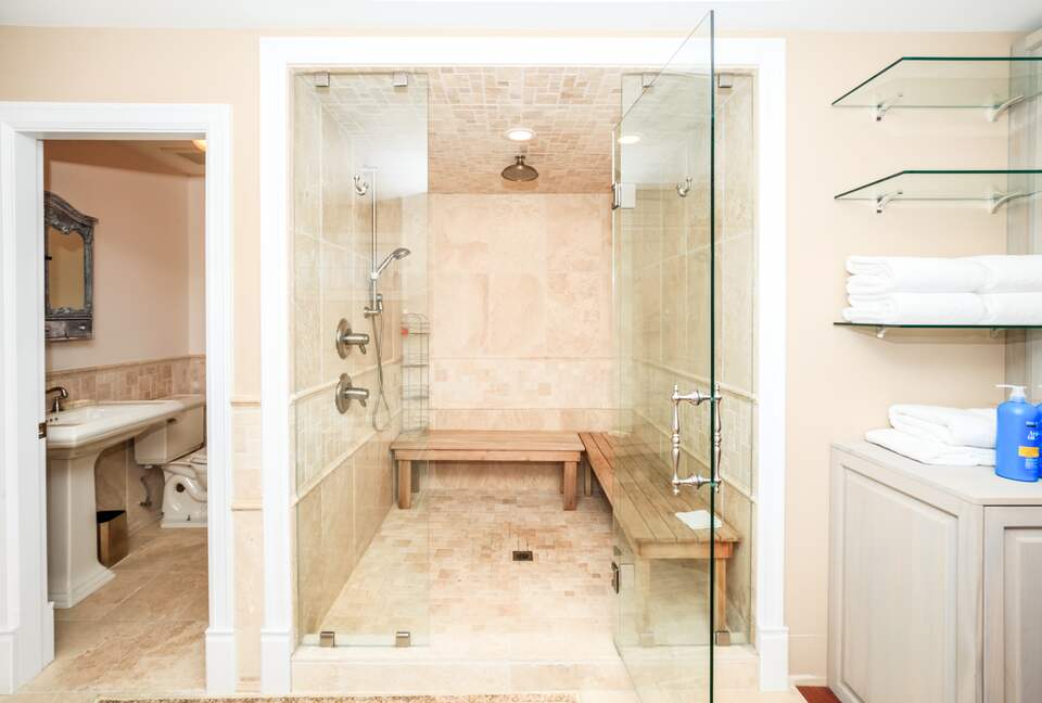 Sweeping Lake Views In the Wine Country - Kelowna, Canada