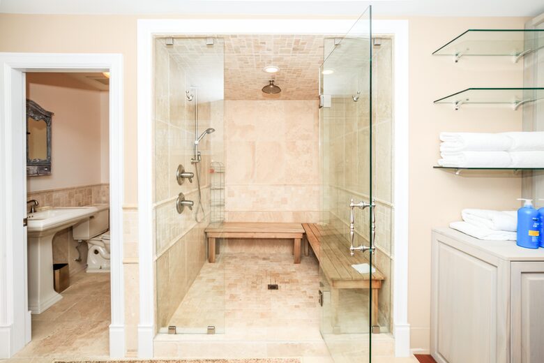 Sweeping Lake Views In the Wine Country - Kelowna, Canada