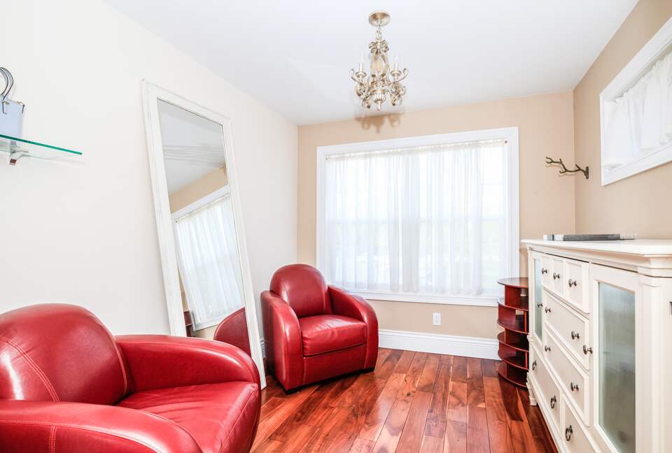 Sweeping Lake Views In the Wine Country - Kelowna, Canada