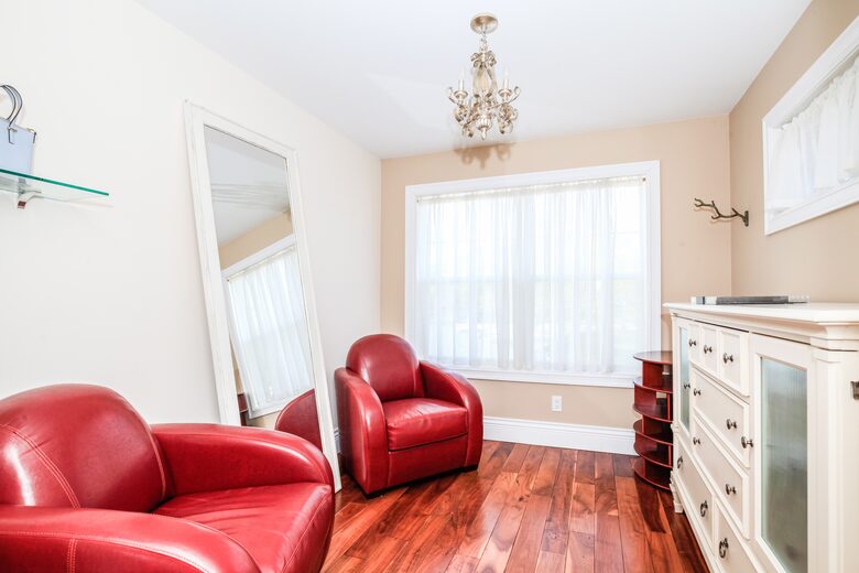 Sweeping Lake Views In the Wine Country - Kelowna, Canada