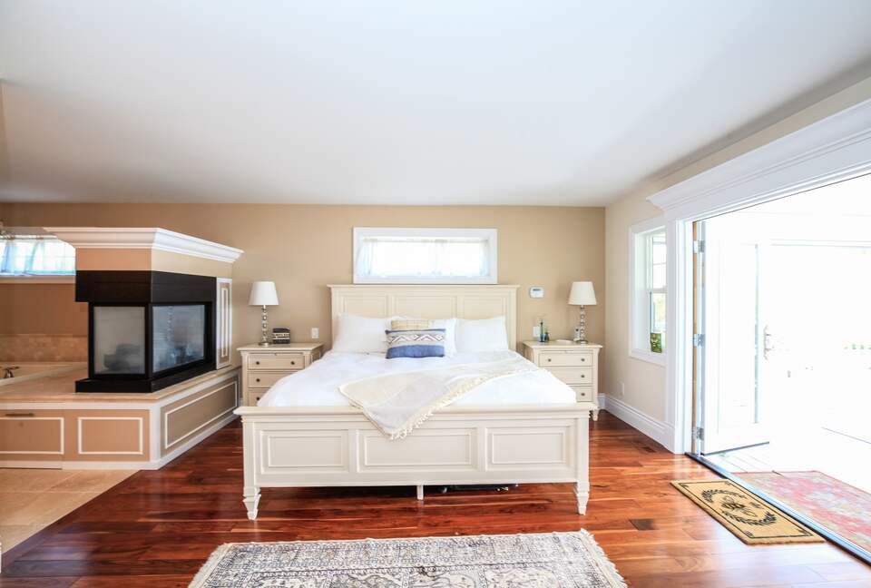 Sweeping Lake Views In the Wine Country - Kelowna, Canada