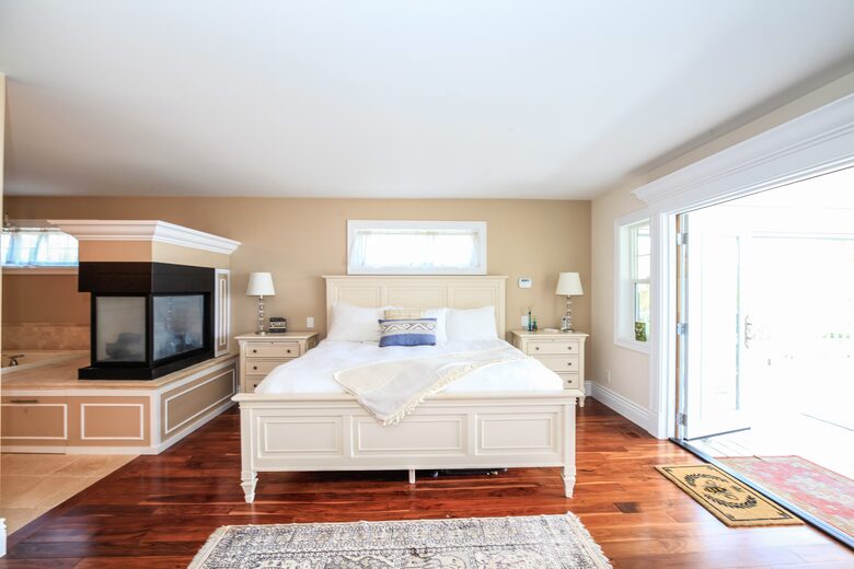 Sweeping Lake Views In the Wine Country - Kelowna, Canada