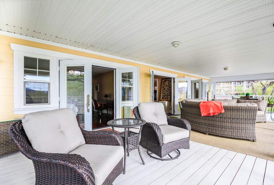 Sweeping Lake Views In the Wine Country - Kelowna, Canada