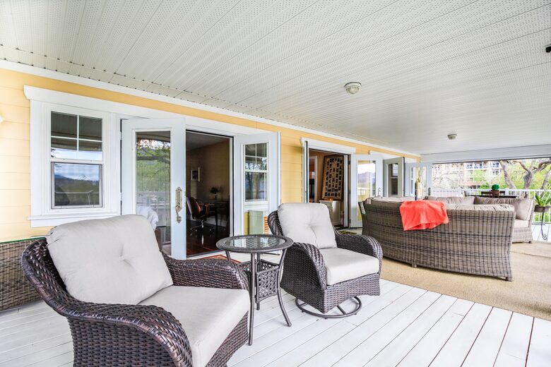 Sweeping Lake Views In the Wine Country - Kelowna, Canada