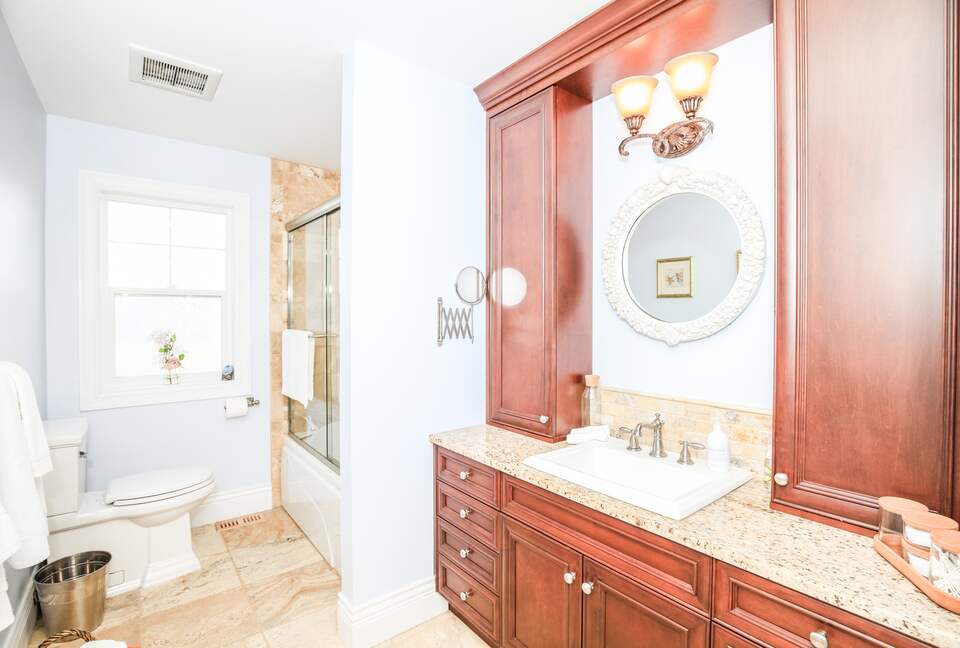 Sweeping Lake Views In the Wine Country - Kelowna, Canada