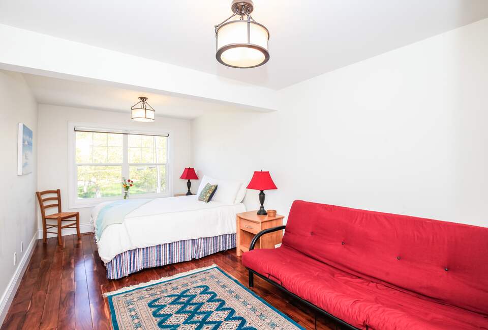 Sweeping Lake Views In the Wine Country - Kelowna, Canada