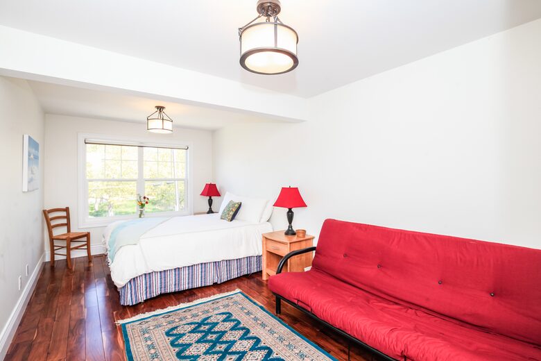 Sweeping Lake Views In the Wine Country - Kelowna, Canada