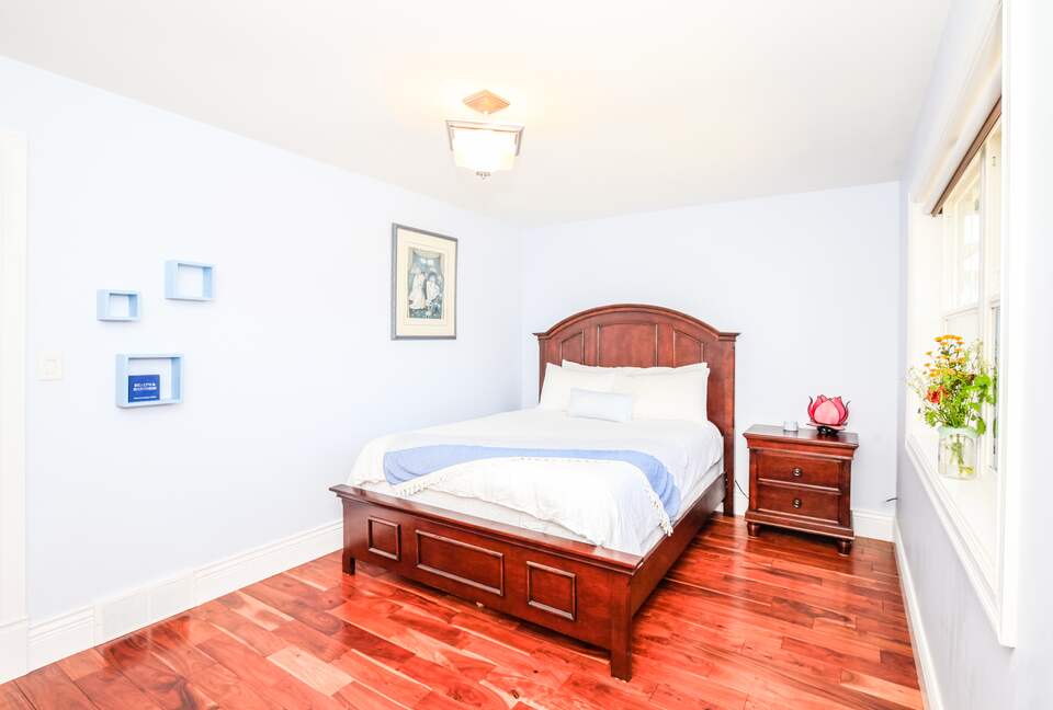 Sweeping Lake Views In the Wine Country - Kelowna, Canada