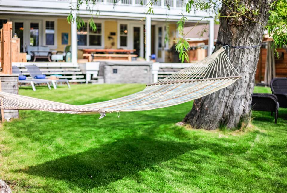 Sweeping Lake Views In the Wine Country - Kelowna, Canada
