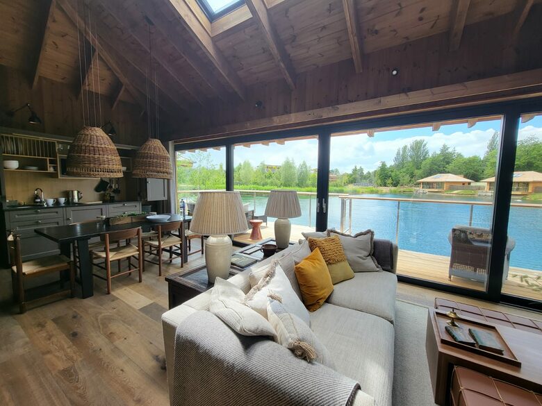 Blackbird Lakeside Cabin - Lechlade, United Kingdom