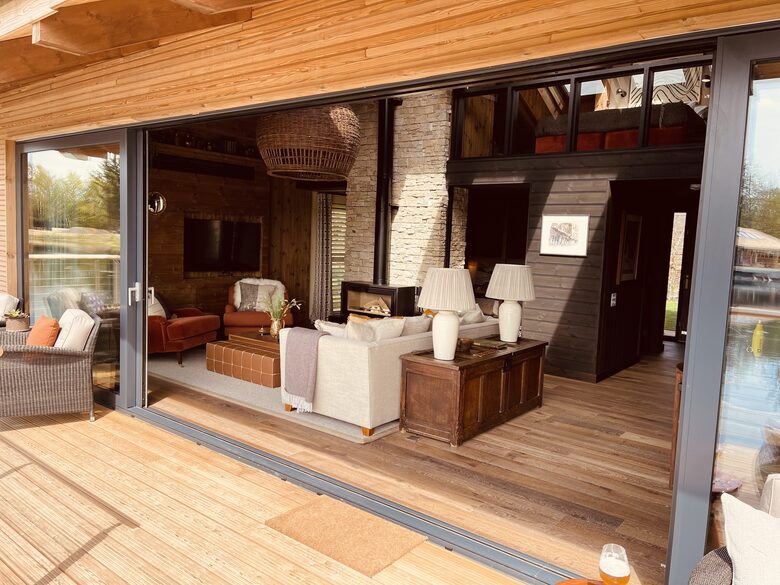 Blackbird Lakeside Cabin - Lechlade, United Kingdom