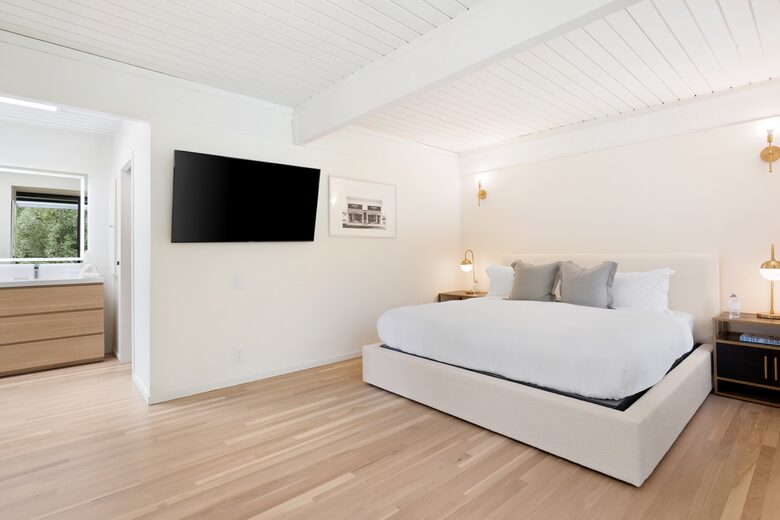 Luxe Malibu Beach Bungalow - Malibu, California