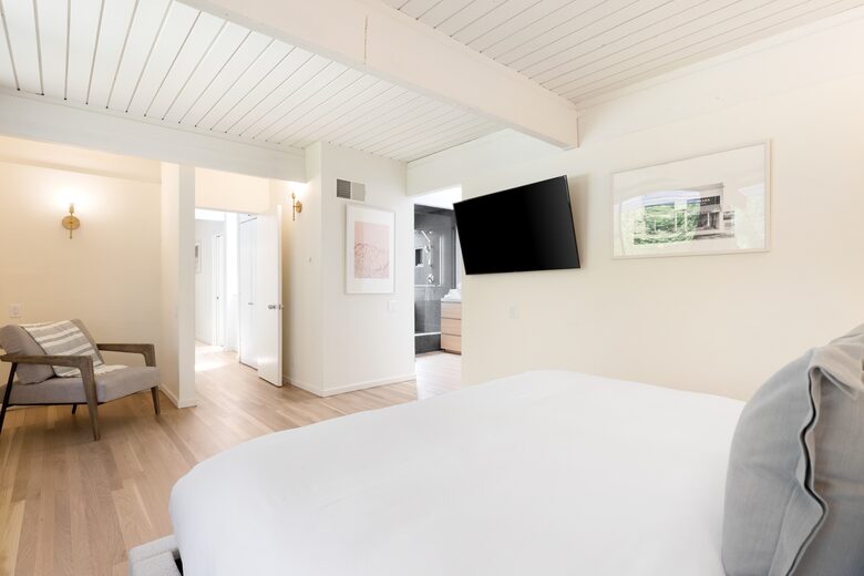 Luxe Malibu Beach Bungalow - Malibu, California