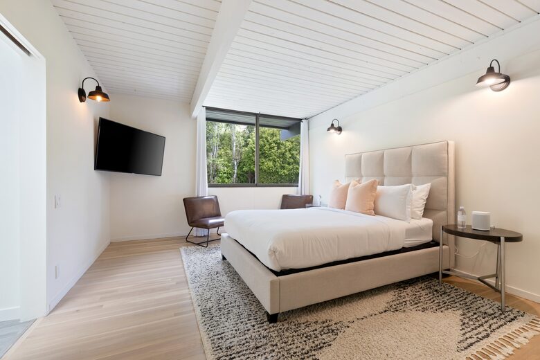 Luxe Malibu Beach Bungalow - Malibu, California