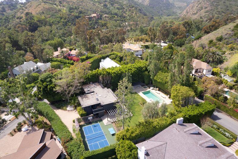 Luxe Malibu Beach Bungalow - Malibu, California