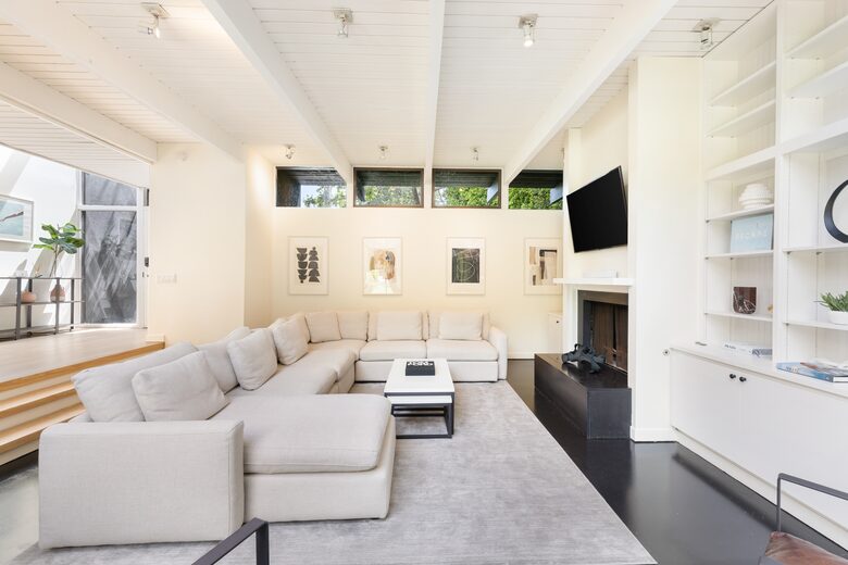 Luxe Malibu Beach Bungalow - Malibu, California