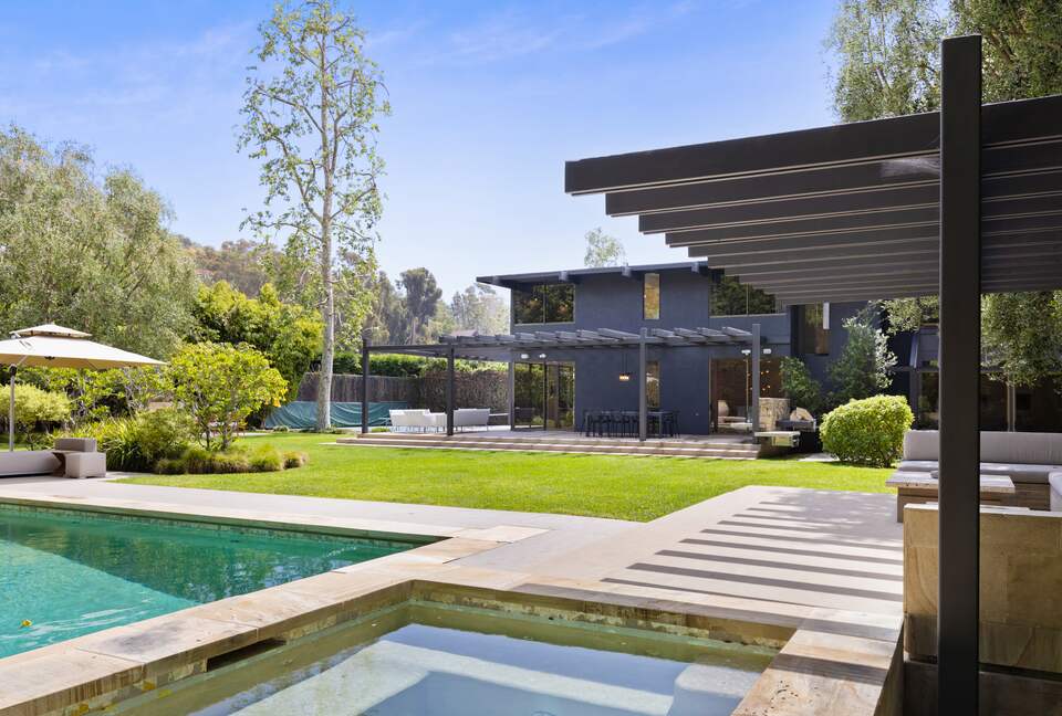 Luxe Malibu Beach Bungalow - Malibu, California