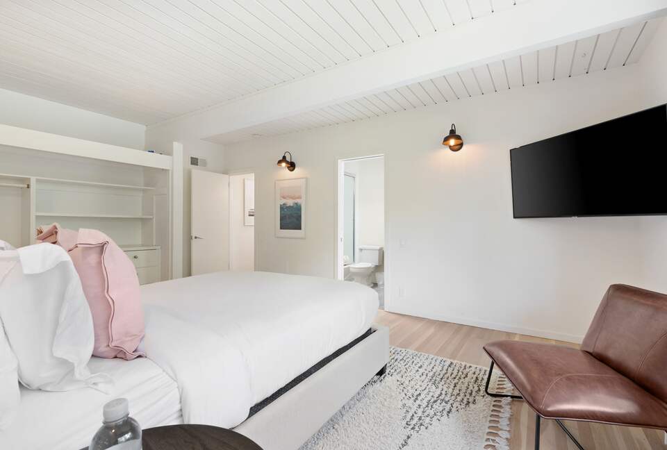 Luxe Malibu Beach Bungalow - Malibu, California