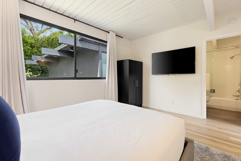 Luxe Malibu Beach Bungalow - Malibu, California